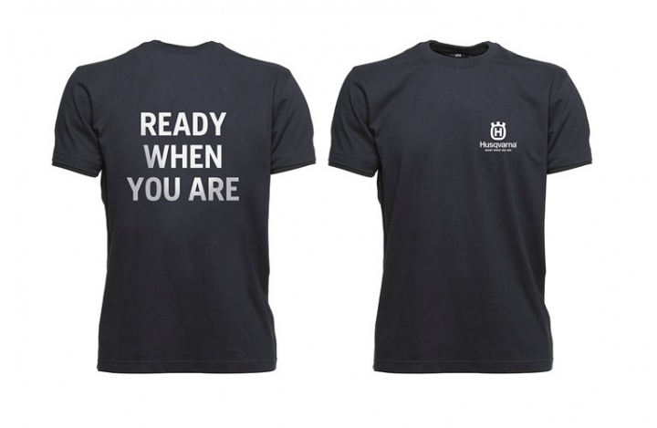 Husqvarna T-Shirt, Ready When You Are i gruppen Skog och Trädgårdsprodukter / Husqvarna Kläder/Skyddsutrustning / Arbetskläder / Accessoarer hos Gräsklipparbutiken (5823247)