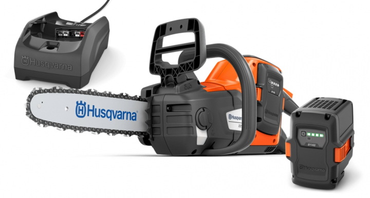 Husqvarna 225i inkl B140 & C80 i gruppen Skog och Trädgårdsprodukter / Husqvarna Motorsågar / Batterimotorsågar hos Gräsklipparbutiken (9705475-06)