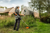 Husqvarna 215iL Tri-Cut med batteri och laddare Husqvarna 215iL Tri-Cut med batteri och laddare