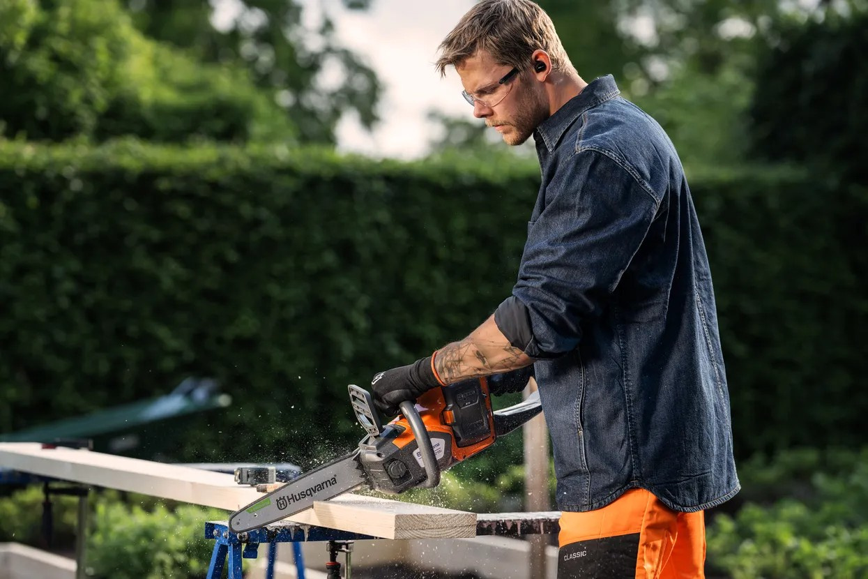 Husqvarna 215i batteridriven motorsåg utan batteri och laddare