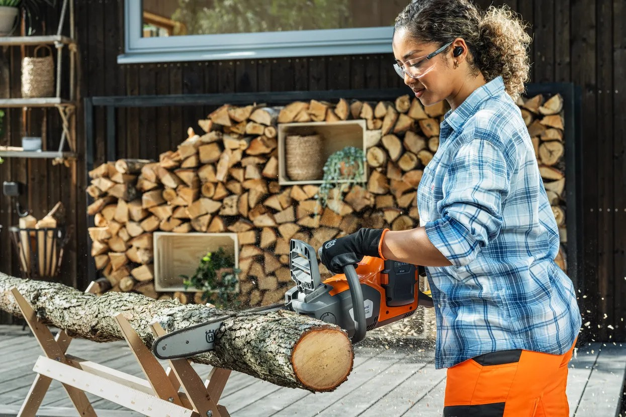 Husqvarna 230i batteridriven motorsåg med batteri och laddare